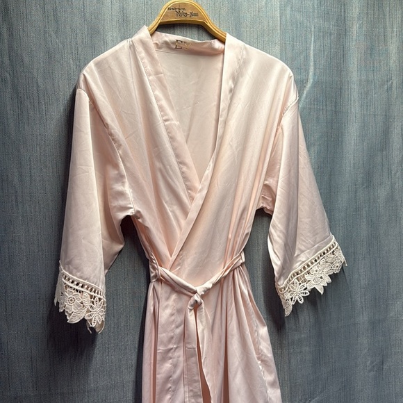 Elegant Pink Lace Trim Robe size medium- large - Picture 3 of 10